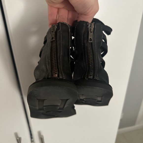 Ash Brand sandals. Black leather strap sandal with zipper closure in back. - Picture 5 of 6